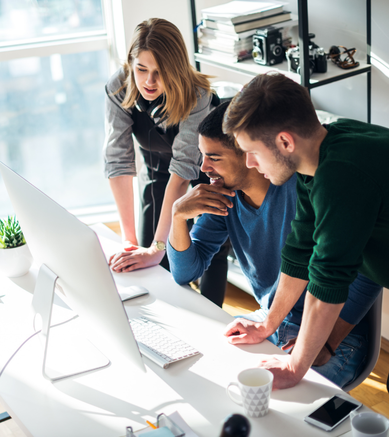 Gestionnaire discutant avec un employé de sa réaffectation lors d’une restructuration.