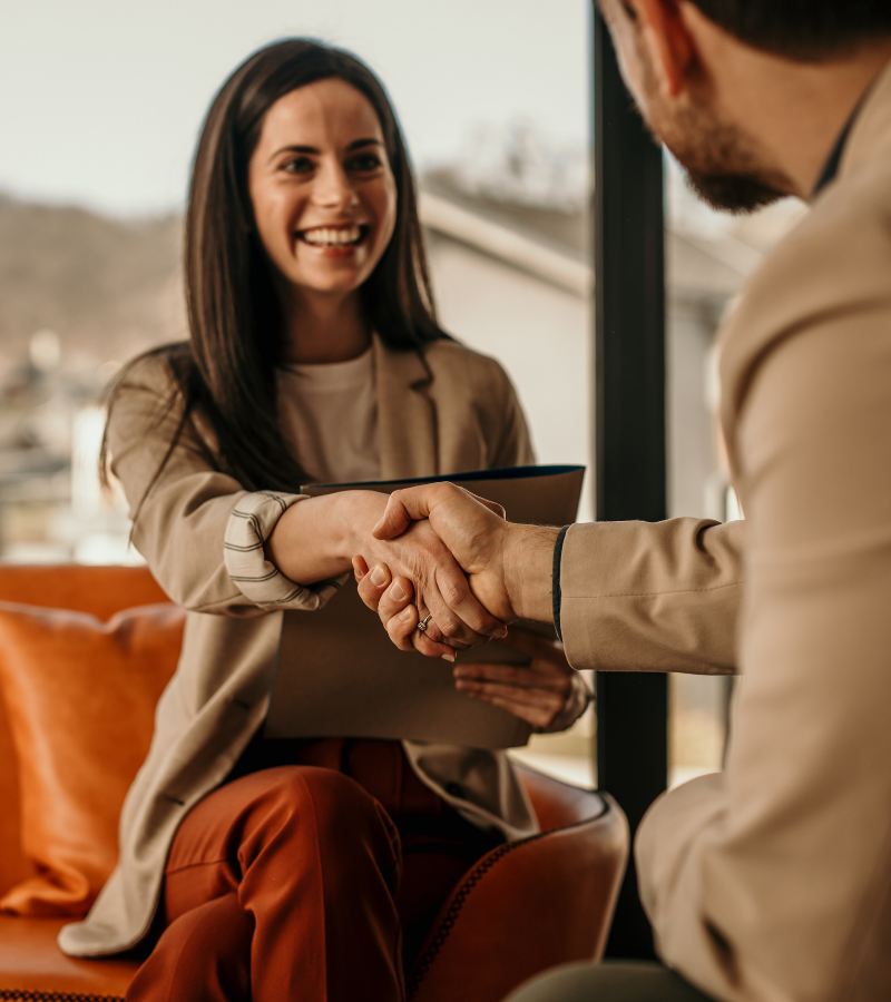 Gestionnaire discutant avec un employé de sa réaffectation lors d’une restructuration.