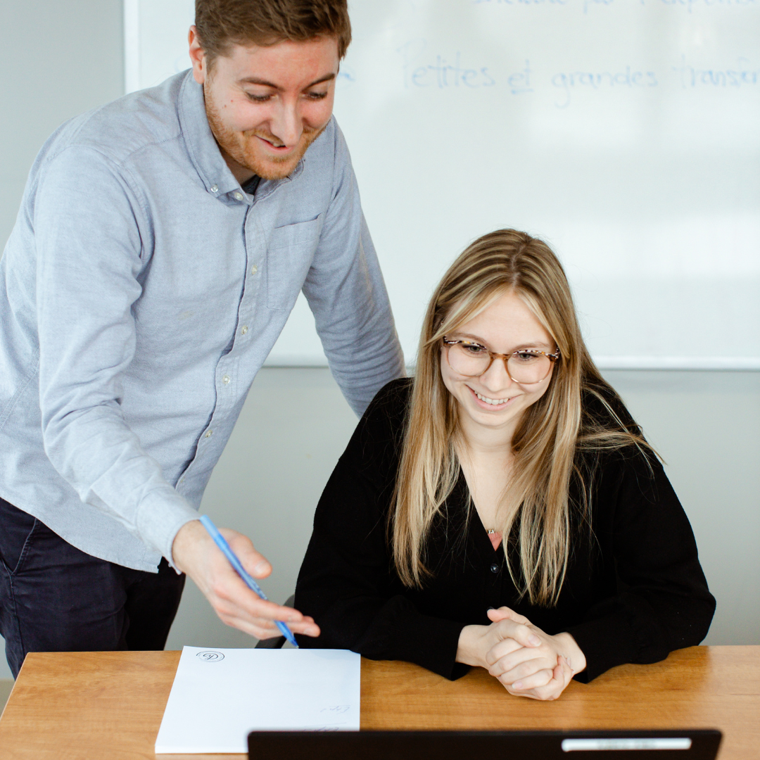 3 Gestionnaire discutant avec un employé de sa réaffectation lors d’une restructuration.
