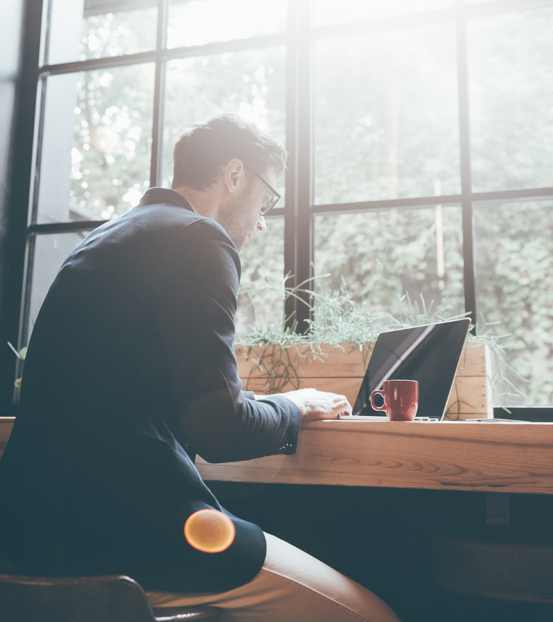 Gestionnaire discutant avec un employé de sa réaffectation lors d’une restructuration.