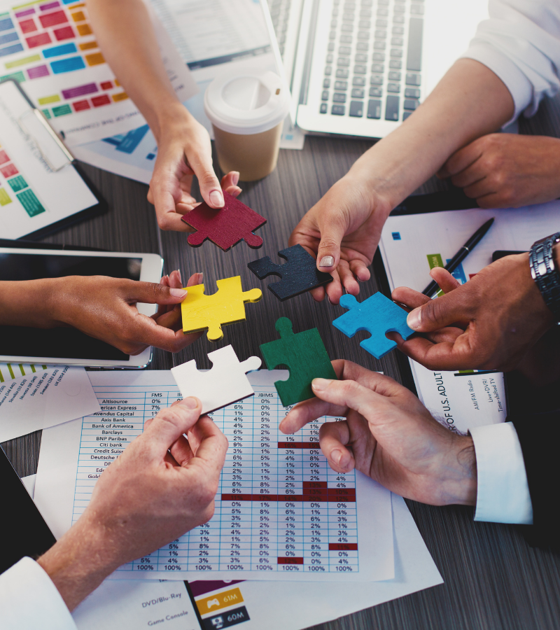 Développement professionnel Gestionnaire discutant avec un employé de sa réaffectation lors d’une restructuration.