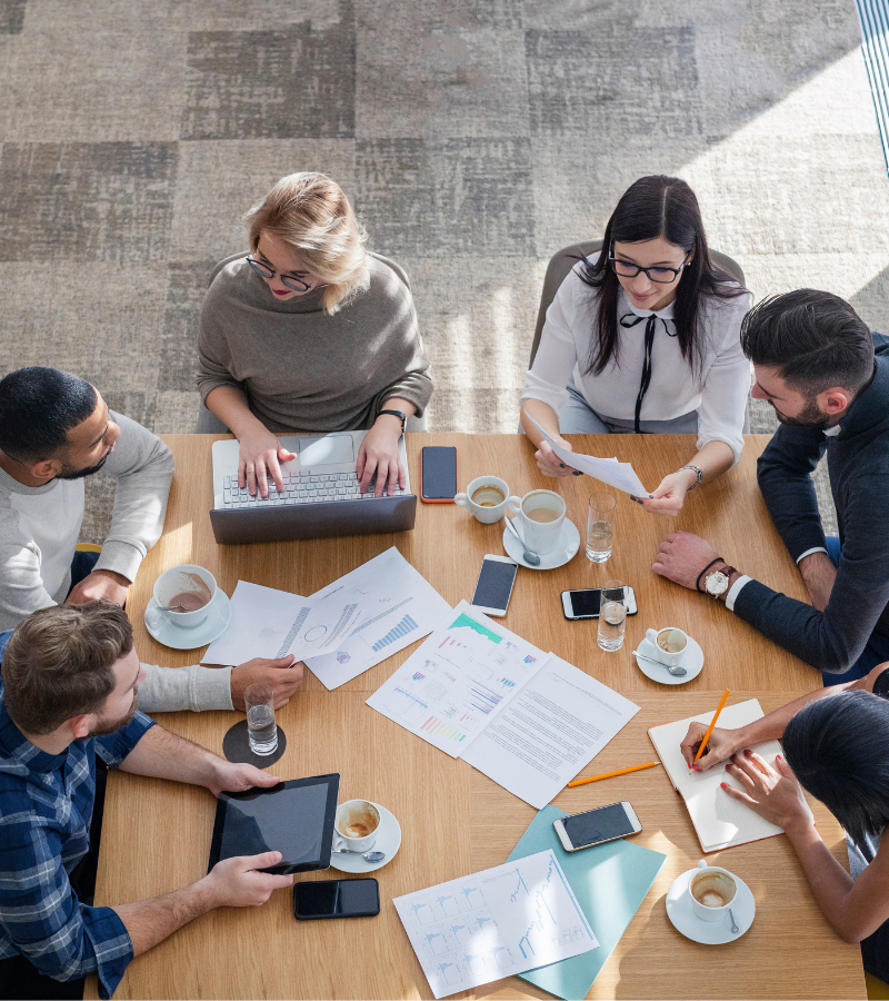 diagnostic-organisationnel Gestionnaire discutant avec un employé de sa réaffectation lors d’une restructuration.