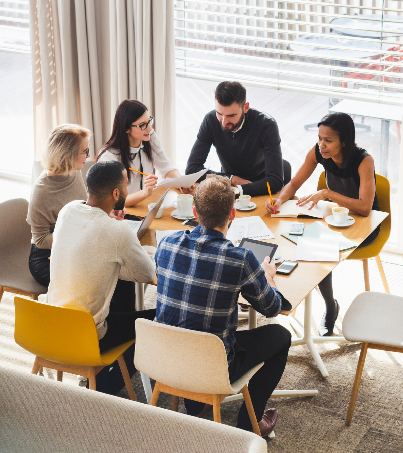 formation-d-equipe Gestionnaire discutant avec un employé de sa réaffectation lors d’une restructuration.
