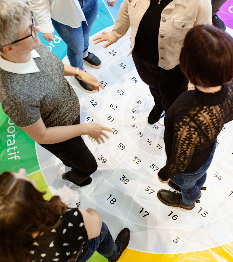 Images services Groupe Humanova (8) Gestionnaire discutant avec un employé de sa réaffectation lors d’une restructuration.