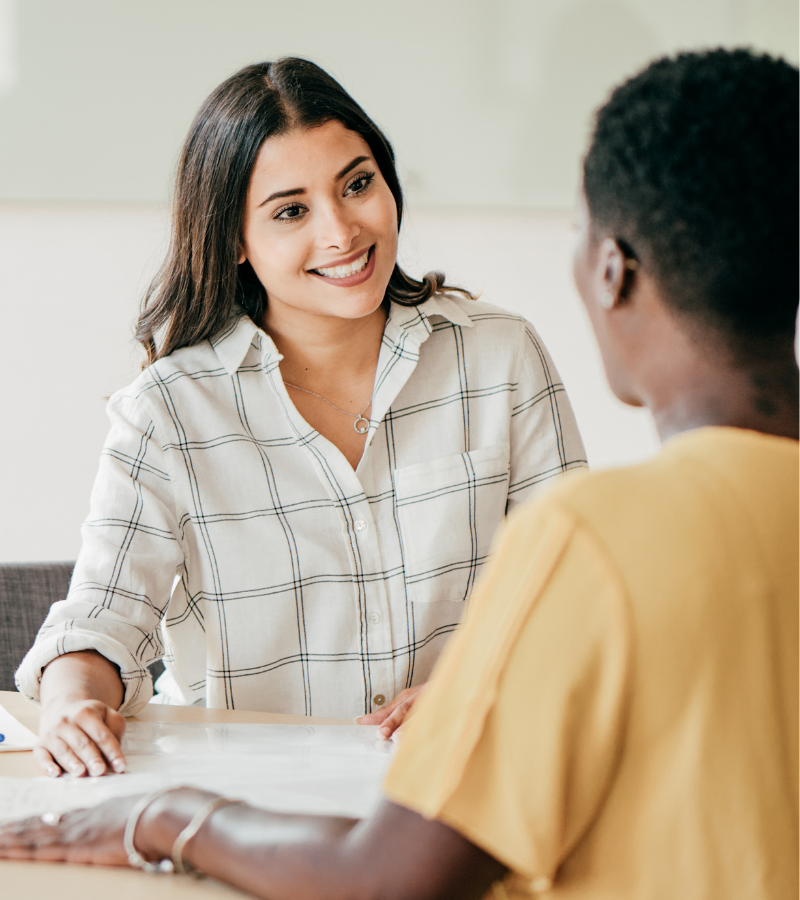 parcours-competences-essentielles Gestionnaire discutant avec un employé de sa réaffectation lors d’une restructuration.