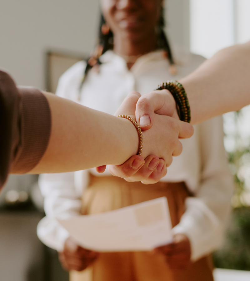 plan-de-releve Gestionnaire discutant avec un employé de sa réaffectation lors d’une restructuration.