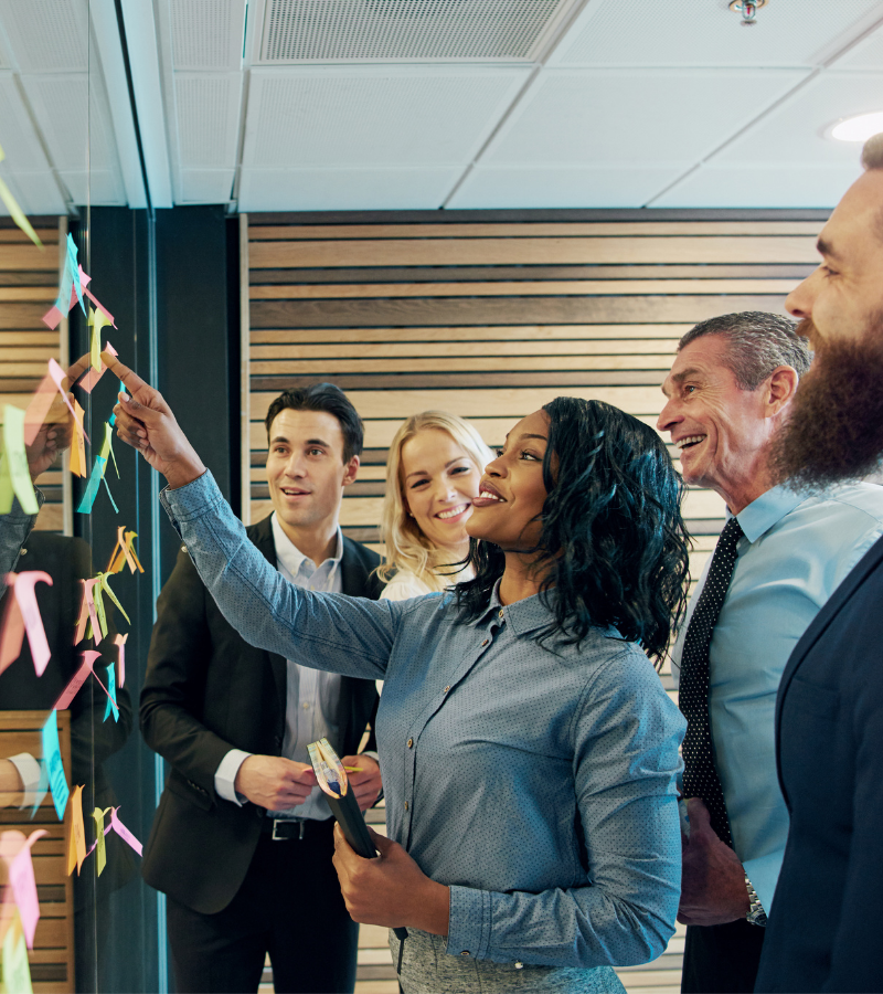 plan-strategique (1) Gestionnaire discutant avec un employé de sa réaffectation lors d’une restructuration.