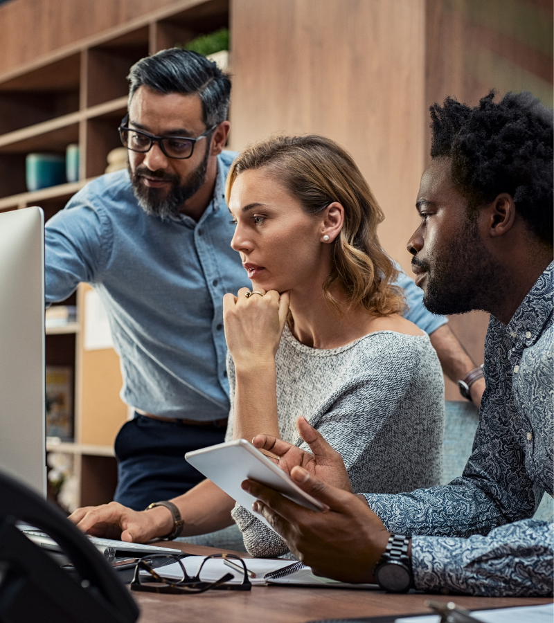 Prévention des risques psychosociaux - Loi 27 Gestionnaire discutant avec un employé de sa réaffectation lors d’une restructuration.