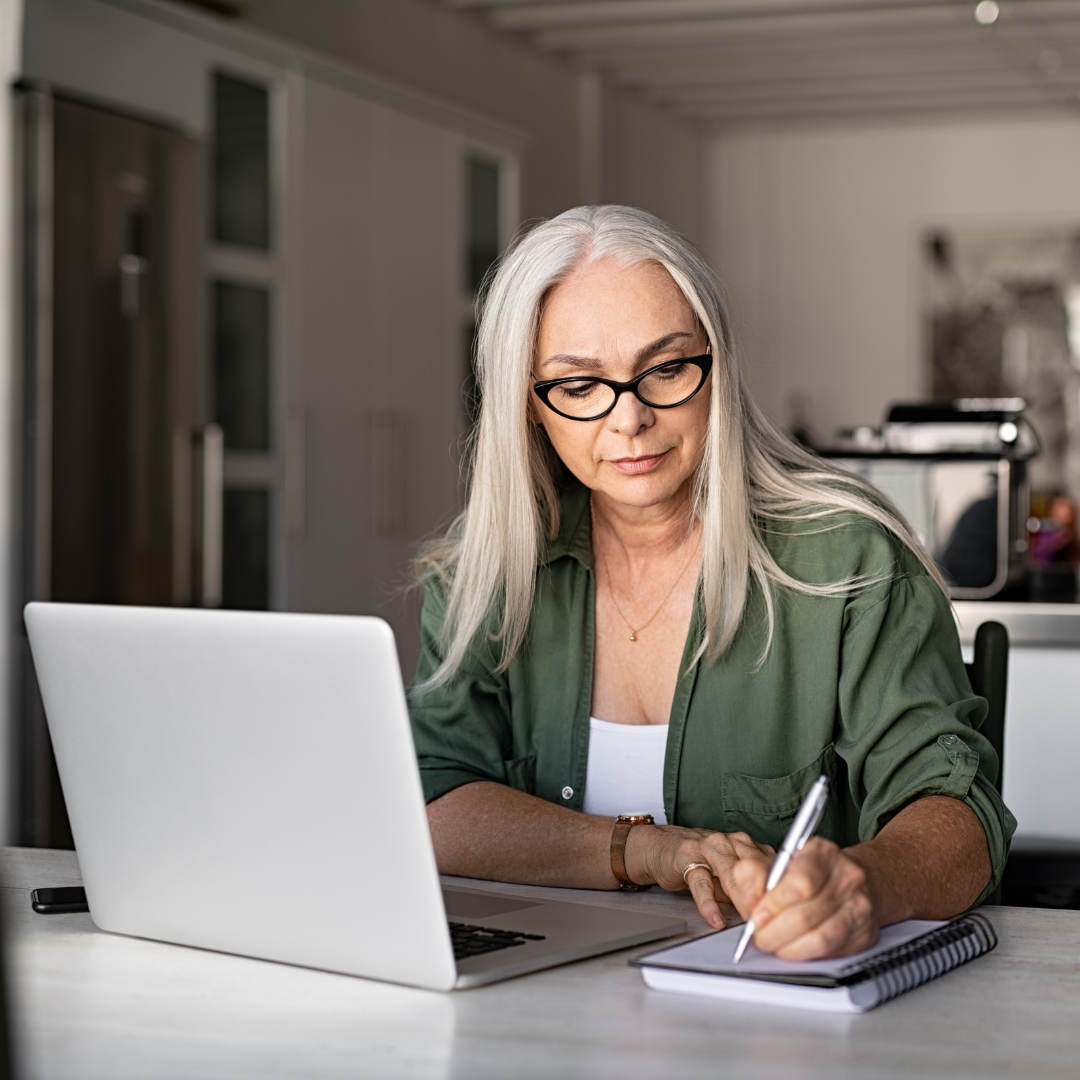 Gestionnaire discutant avec un employé de sa réaffectation lors d’une restructuration.