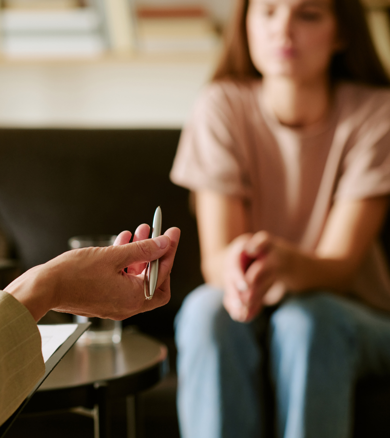 Gestionnaire discutant avec un employé de sa réaffectation lors d’une restructuration.