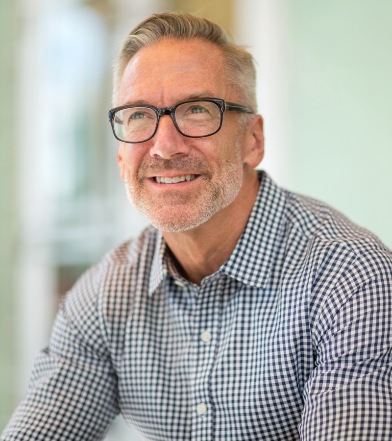 Gestionnaire discutant avec un employé de sa réaffectation lors d’une restructuration.