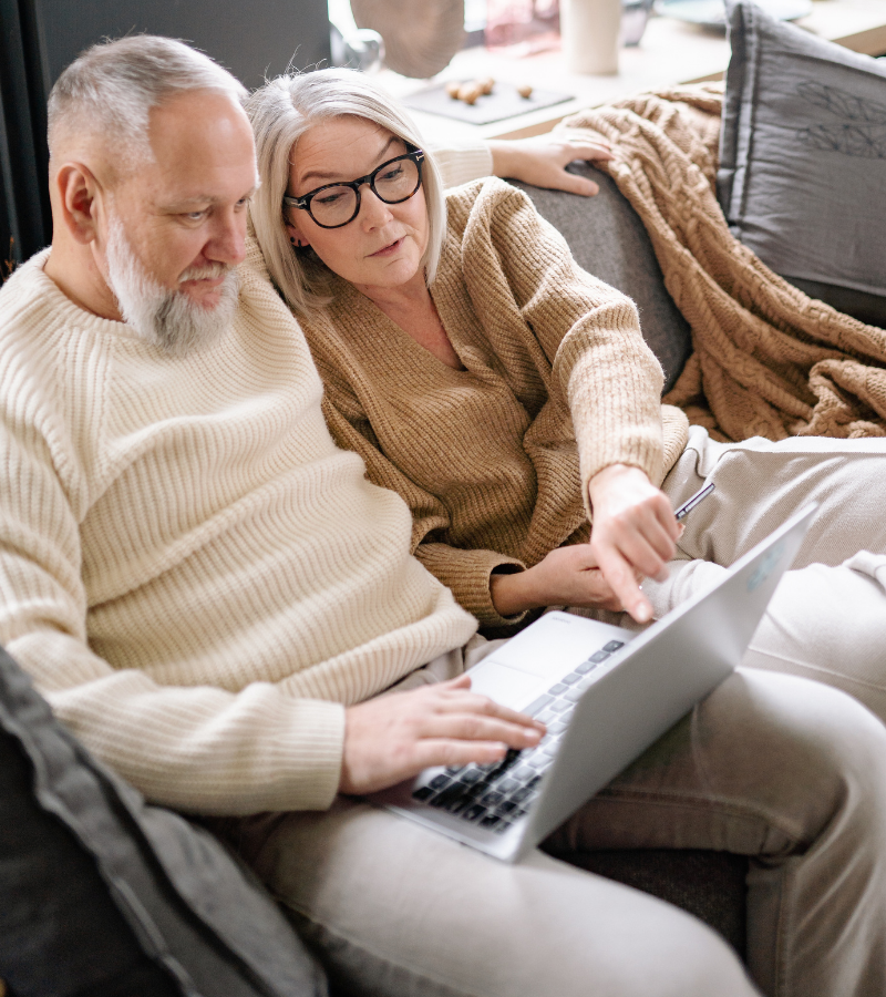 Gestionnaire discutant avec un employé de sa réaffectation lors d’une restructuration.
